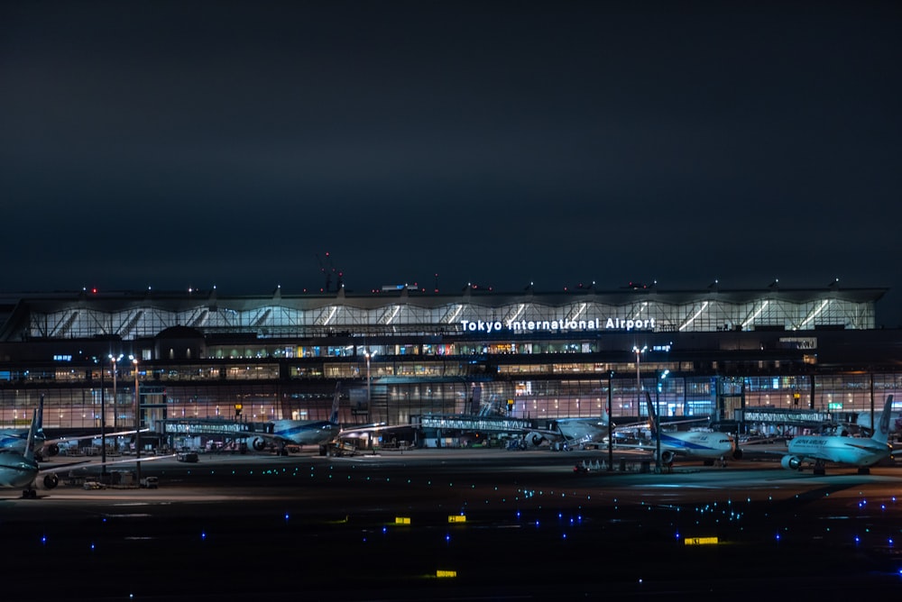Un aeropuerto con muchos aviones