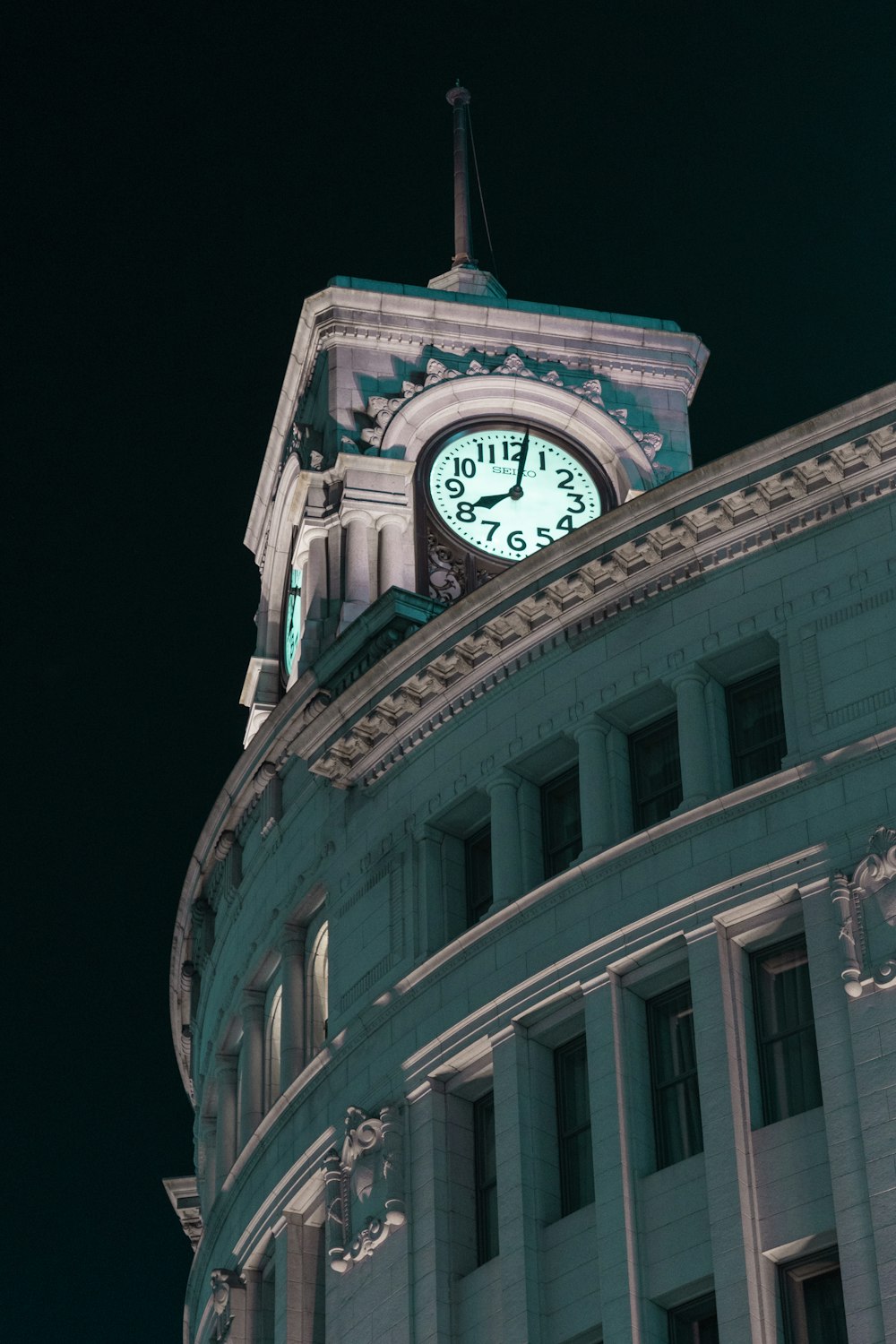 Un reloj en una torre