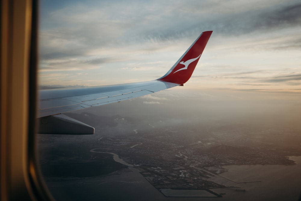 Un'ala di aeroplano nel cielo