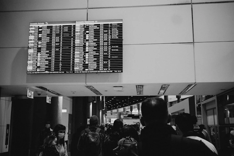Panel de salidas de un aeropuerto con los vuelos del día
