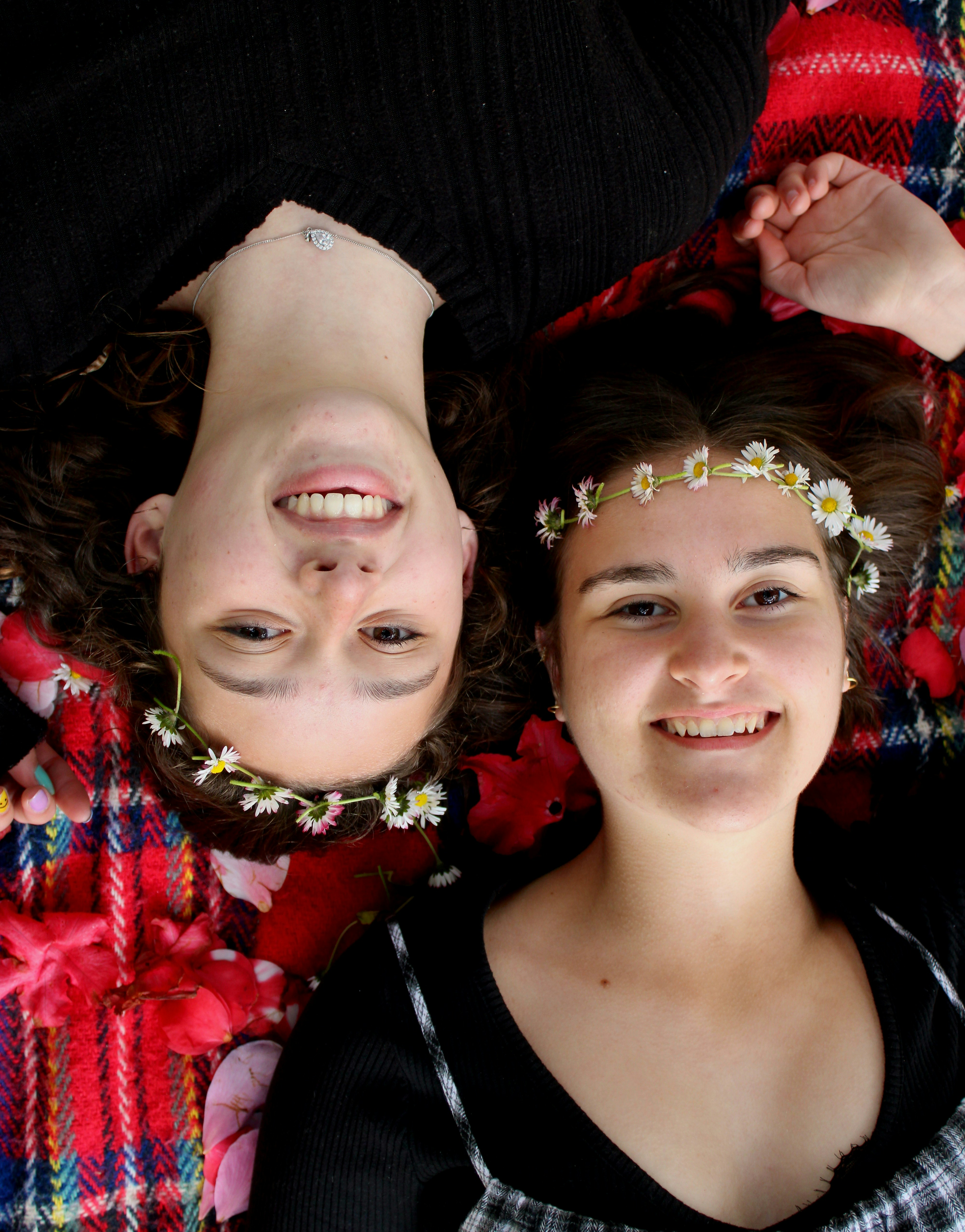 Un uomo e una donna sorridenti