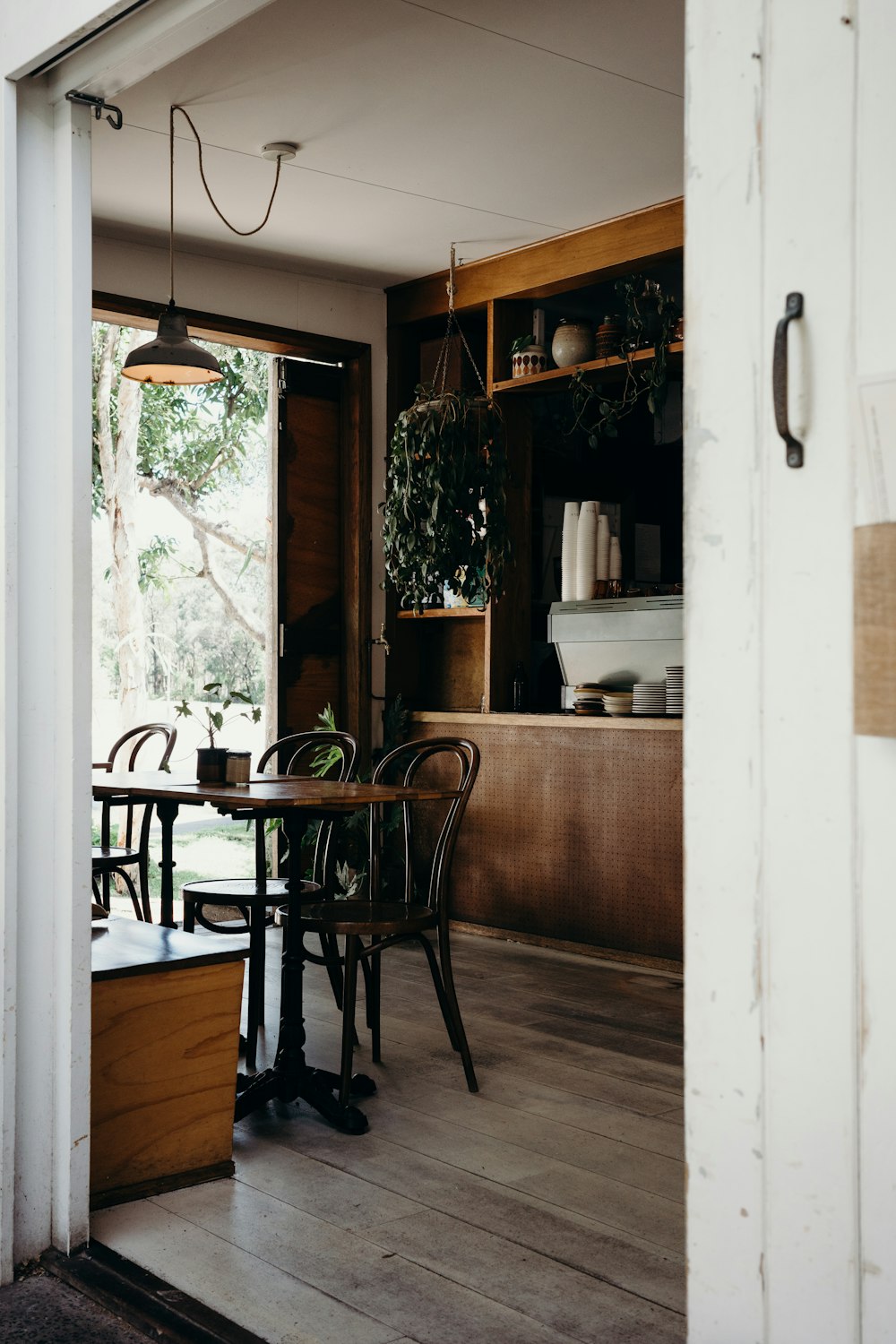 una cocina con mesa y sillas