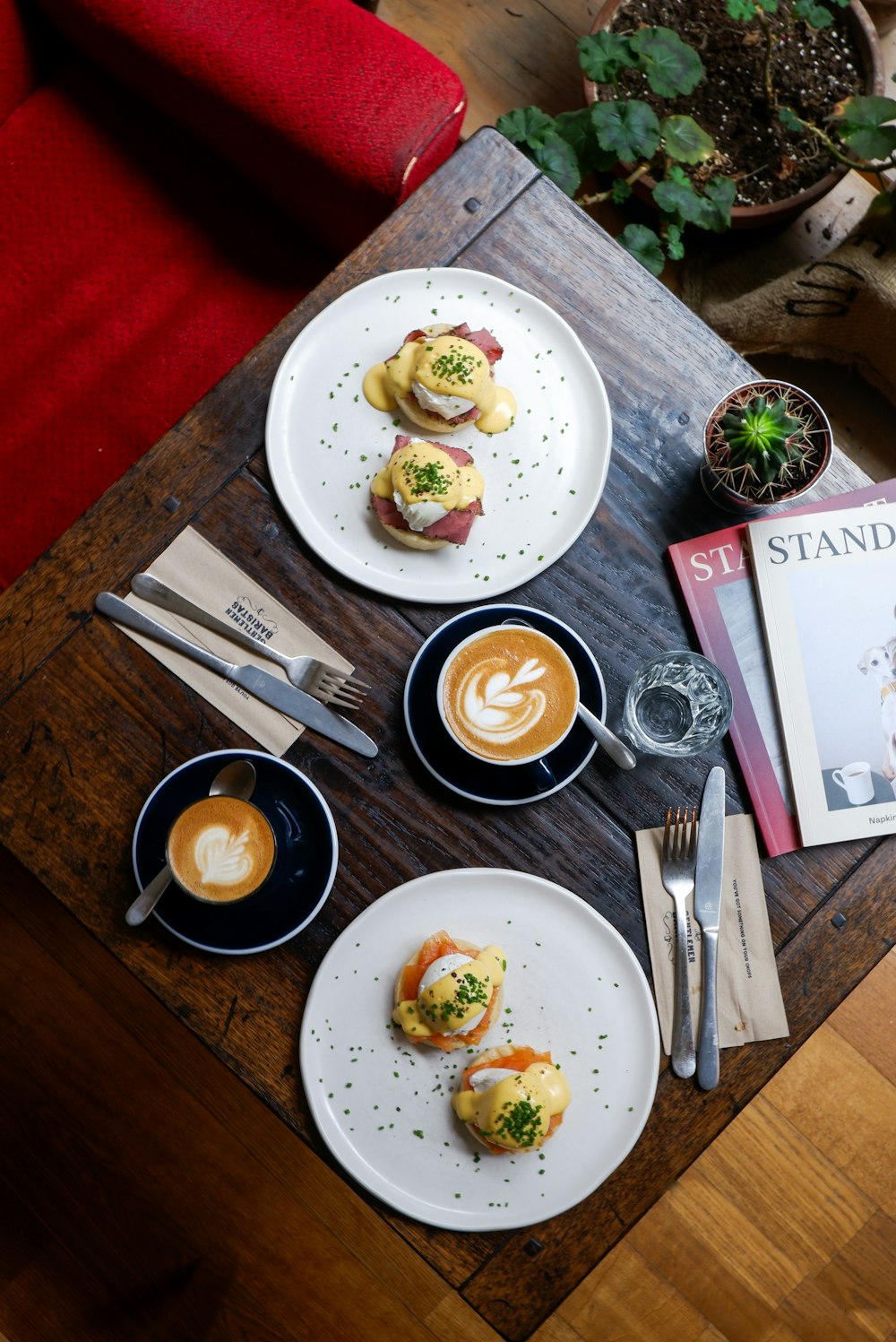 ein Tisch mit Tellern mit Essen und Tassen Flüssigkeit darauf