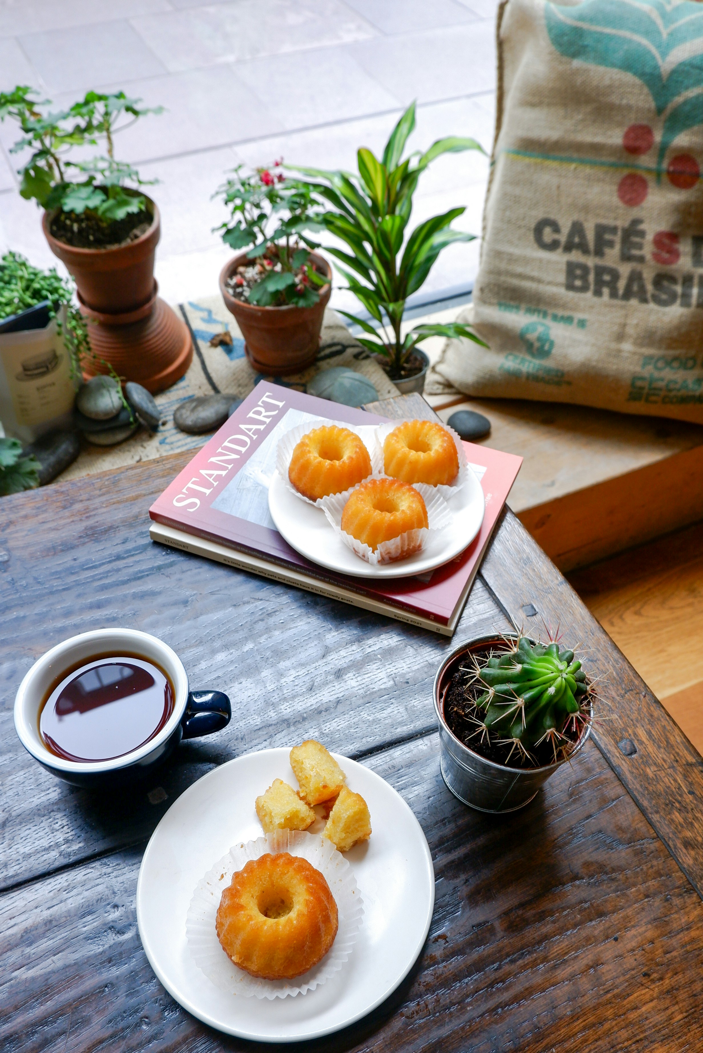 um prato de comida e uma xícara de café em uma mesa