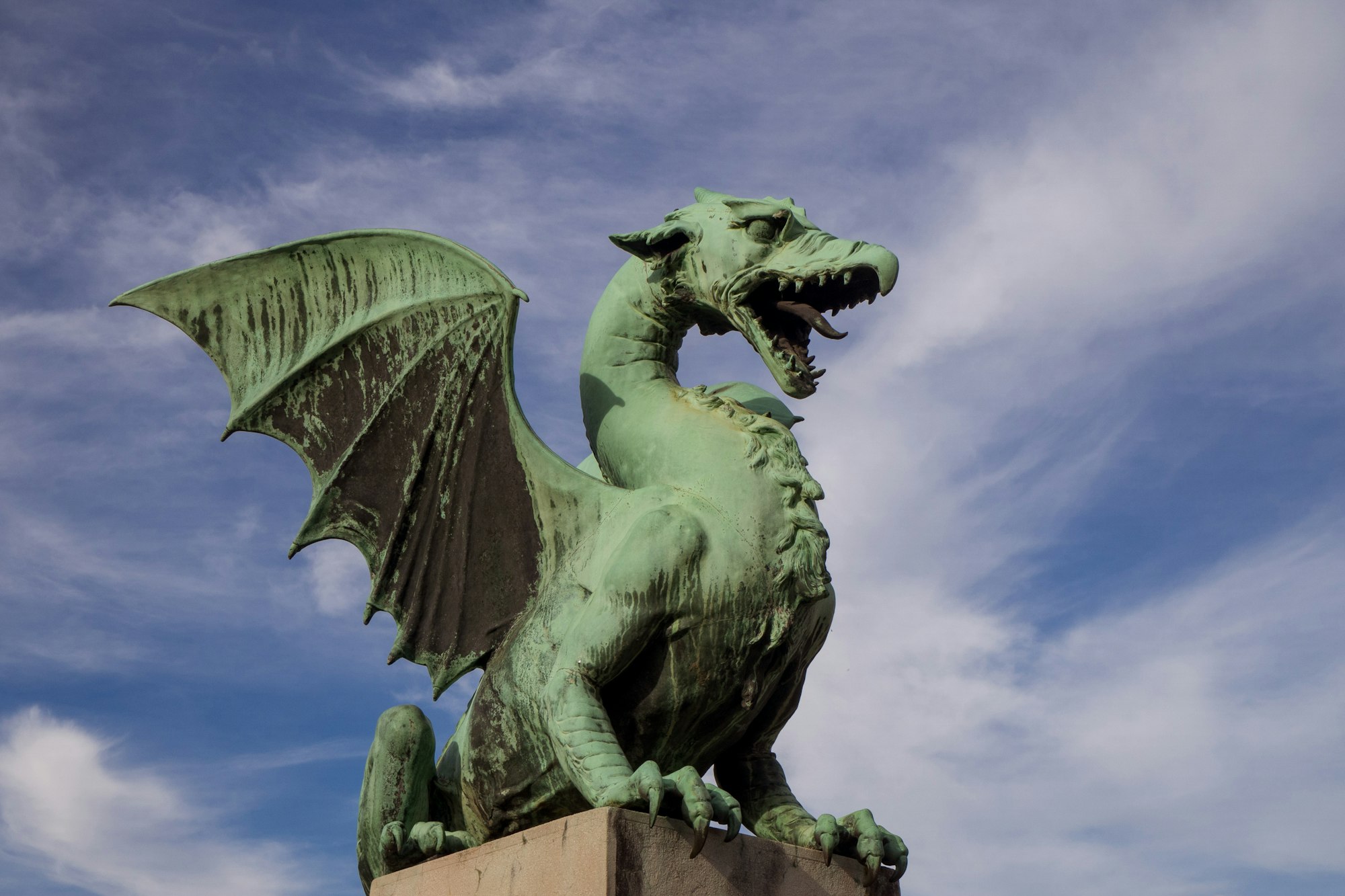 a statue of a dragon