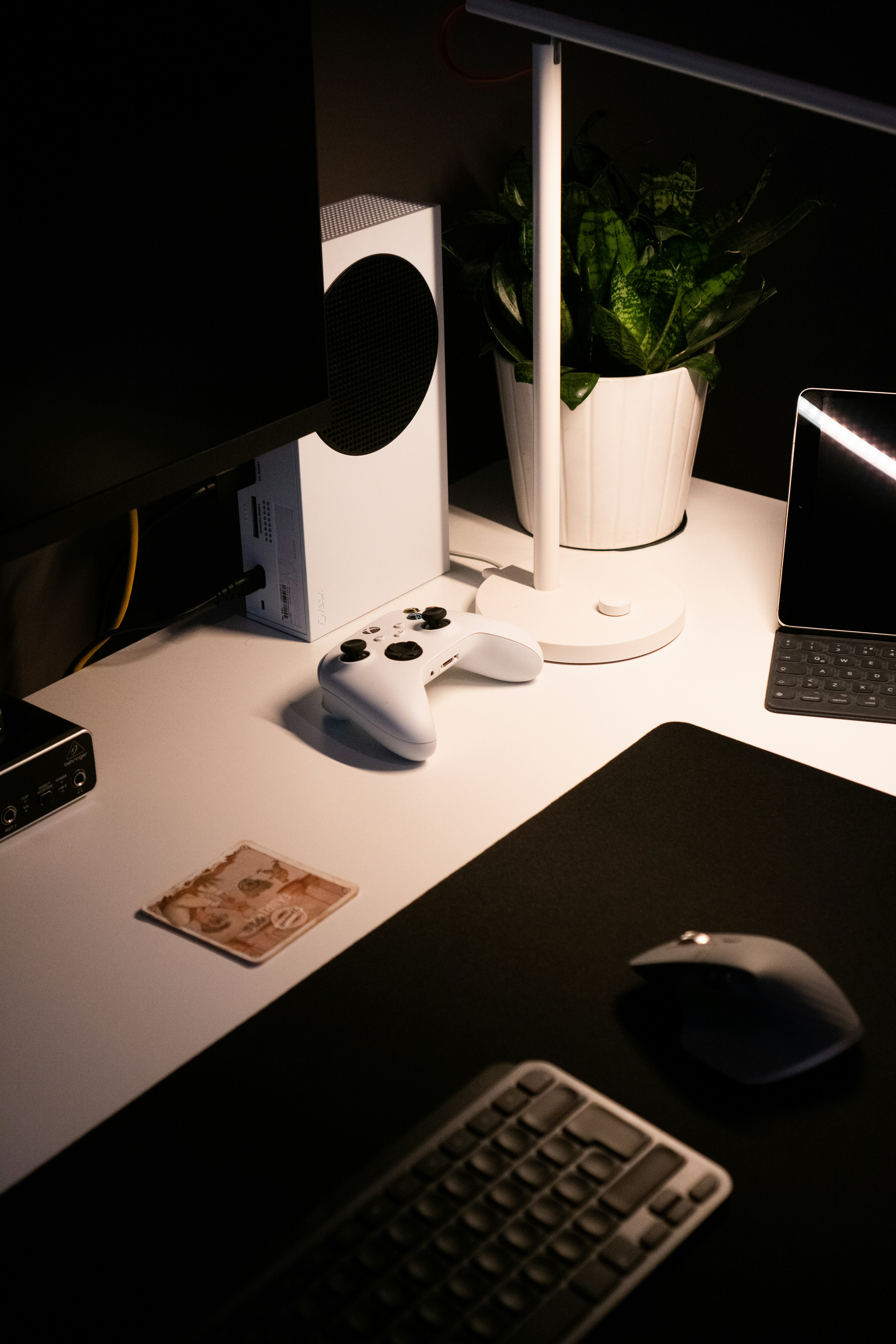 ein Schreibtisch mit einem Computer und einer Tastatur