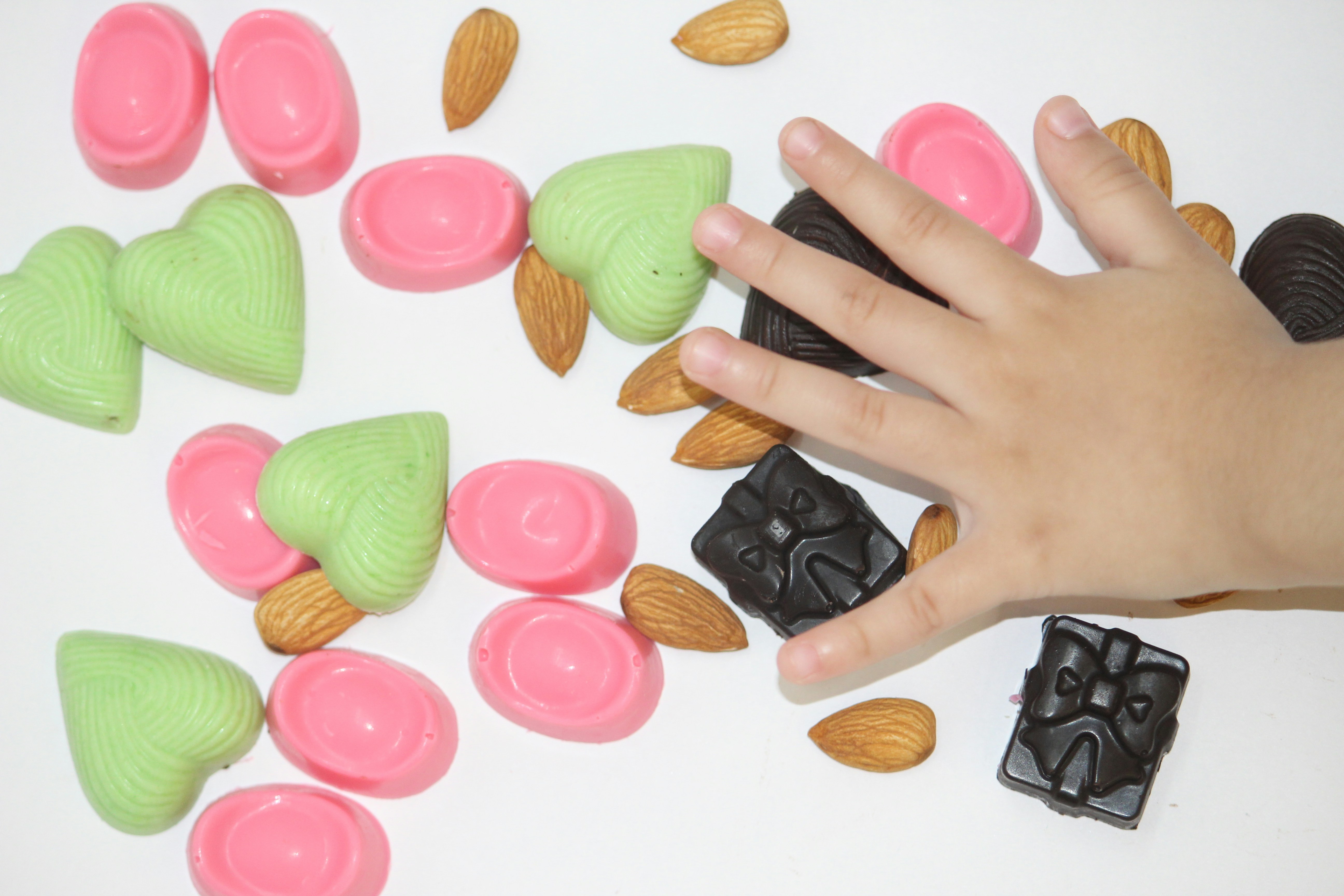 uma mão com um dedo apontando para uma pilha de pílulas