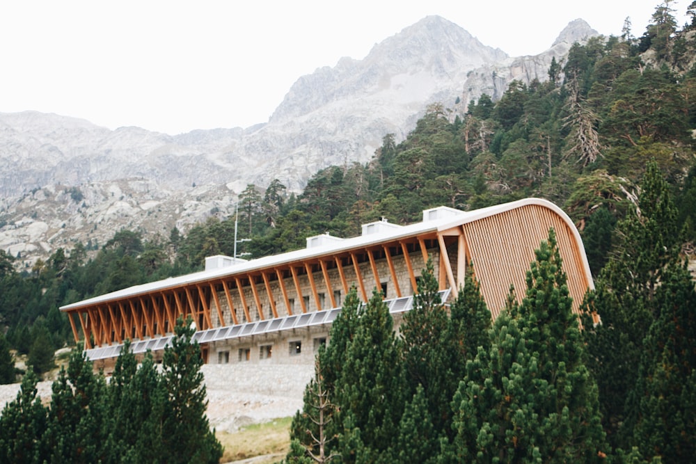 Un edificio con una montaña al fondo