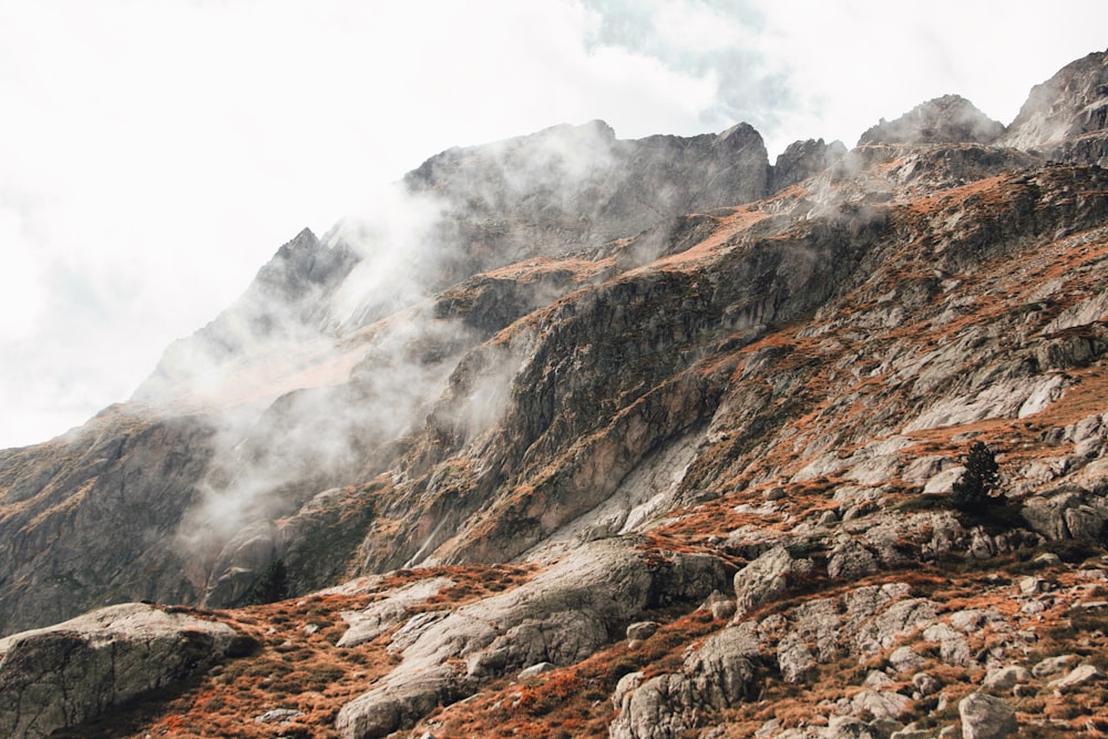 Una montaña rocosa con nubes