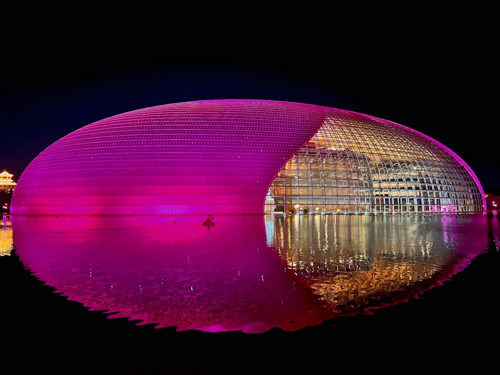 un gran edificio con una fuente frente a él con el Centro Nacional de las Artes Escénicas al fondo