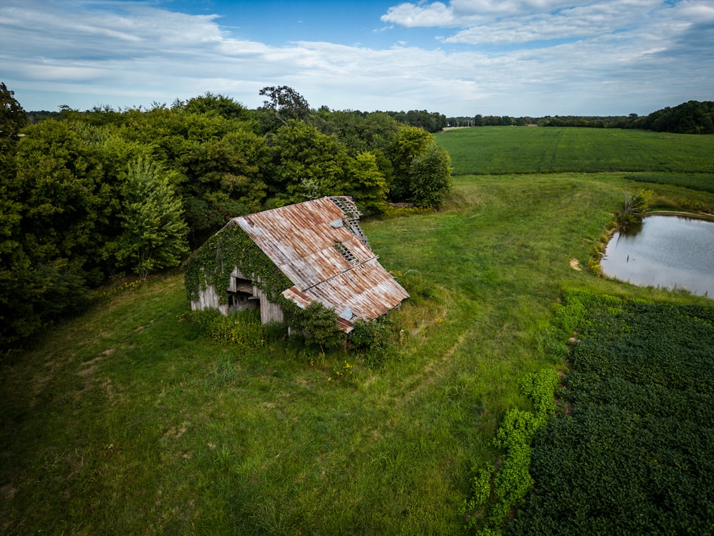 Ein Haus auf einem grasbewachsenen Hügel