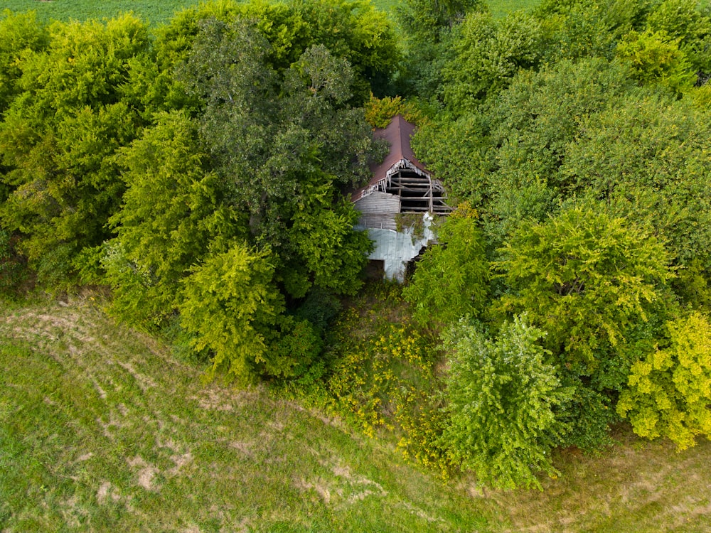 Eine Brücke über einen Fluss