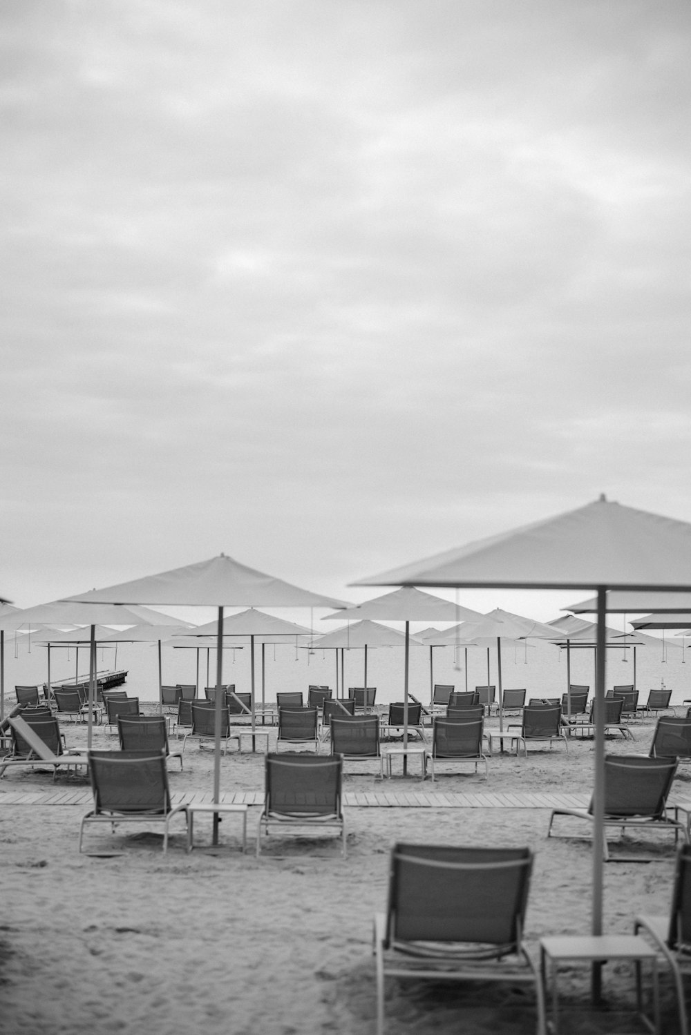 パラソルと椅子のあるビーチ