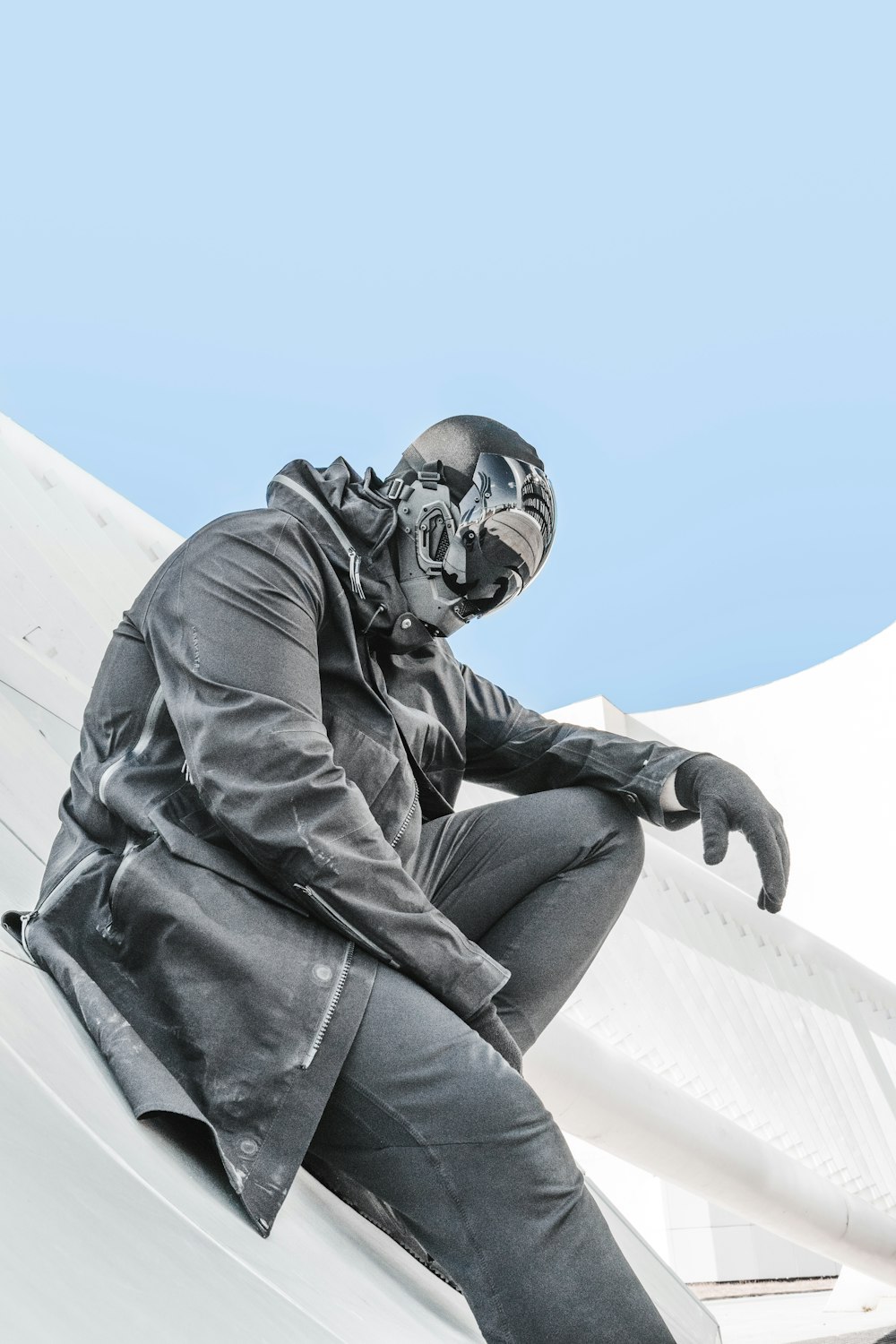 uma estátua de um homem usando um capacete e óculos de proteção