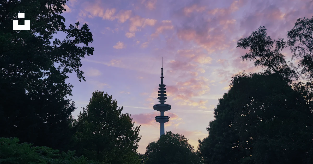 Una Torre Alta Con rboles A Su Alrededor Foto Imagen De Arquitectura una-torre-alta-con-rboles-a-su-alrededor-foto-imagen-de-arquitectura