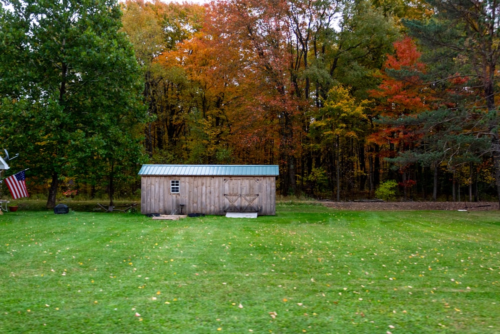 a small building in a grassy field