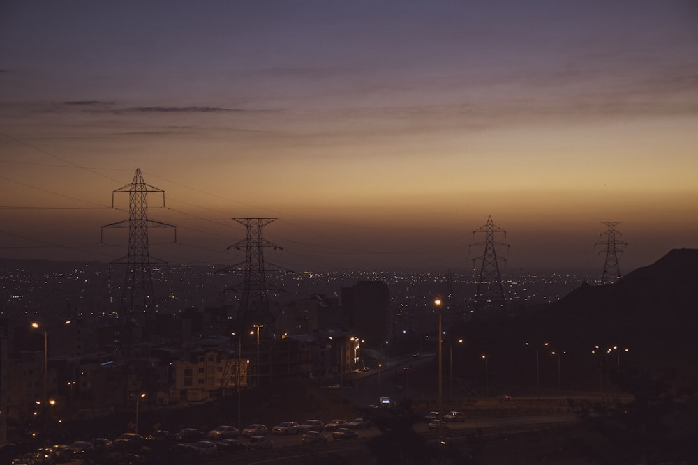 Una ciudad con líneas eléctricas y torres