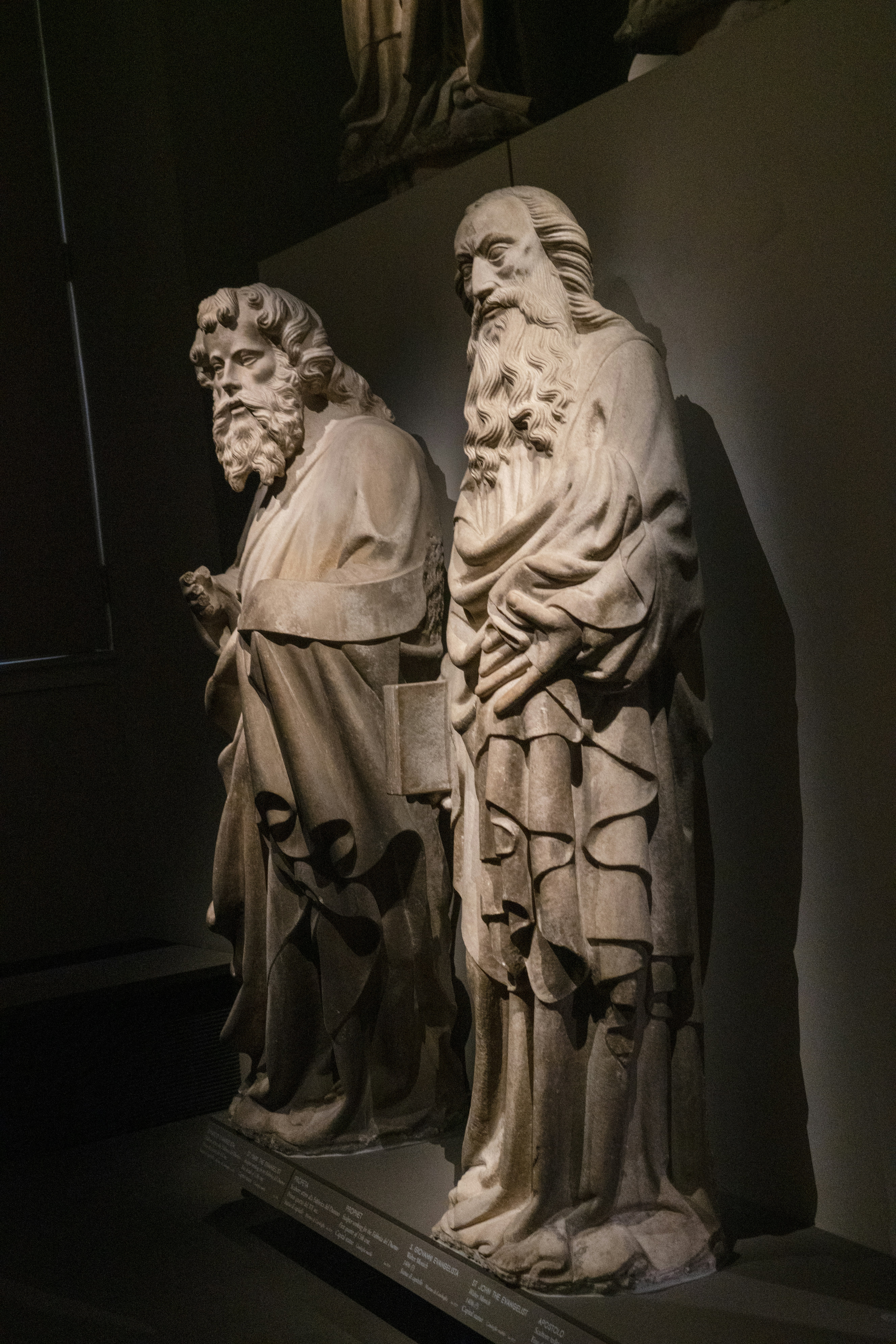 a statue of a man and a woman