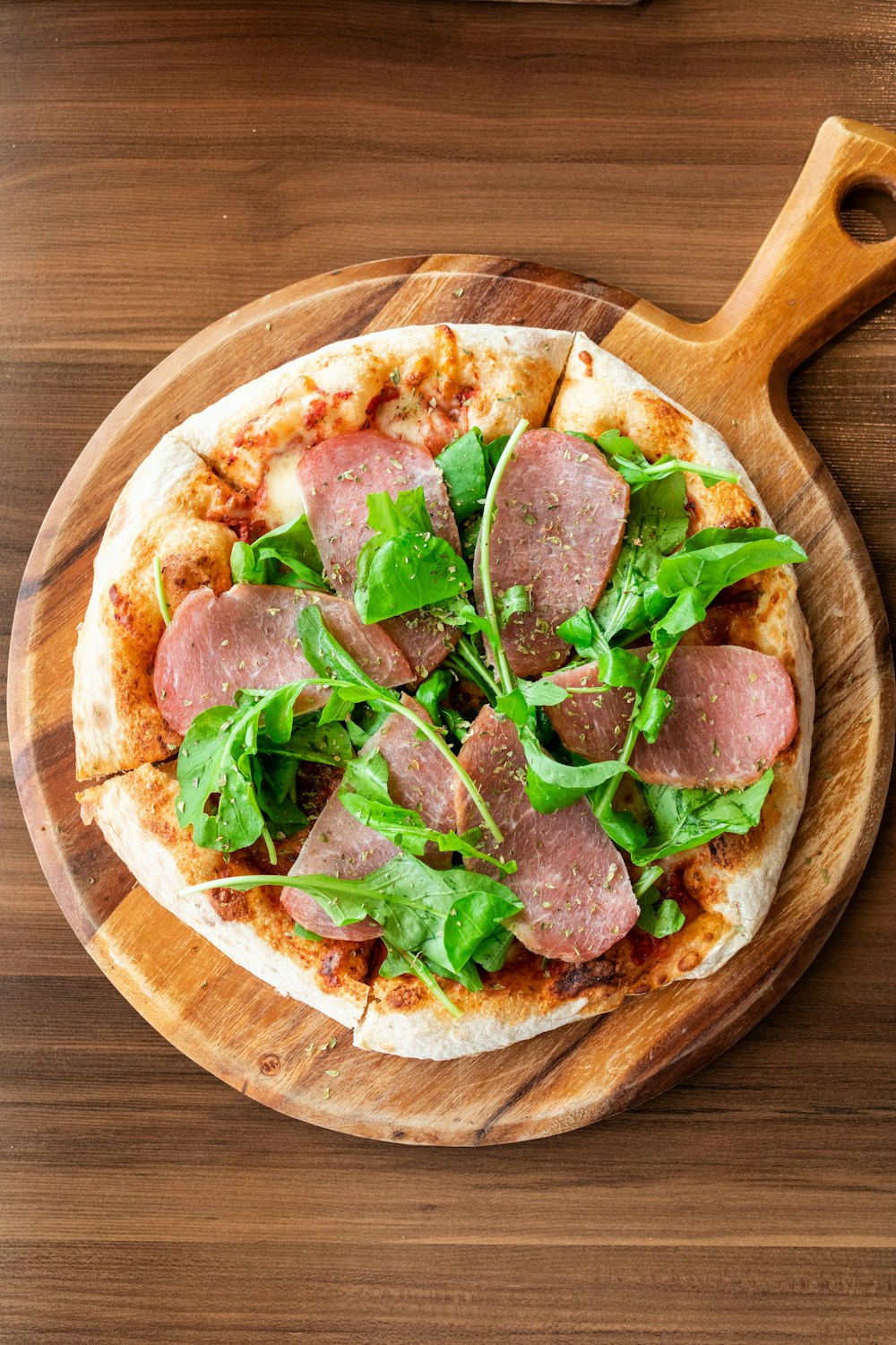 Una pizza con carne y verduras