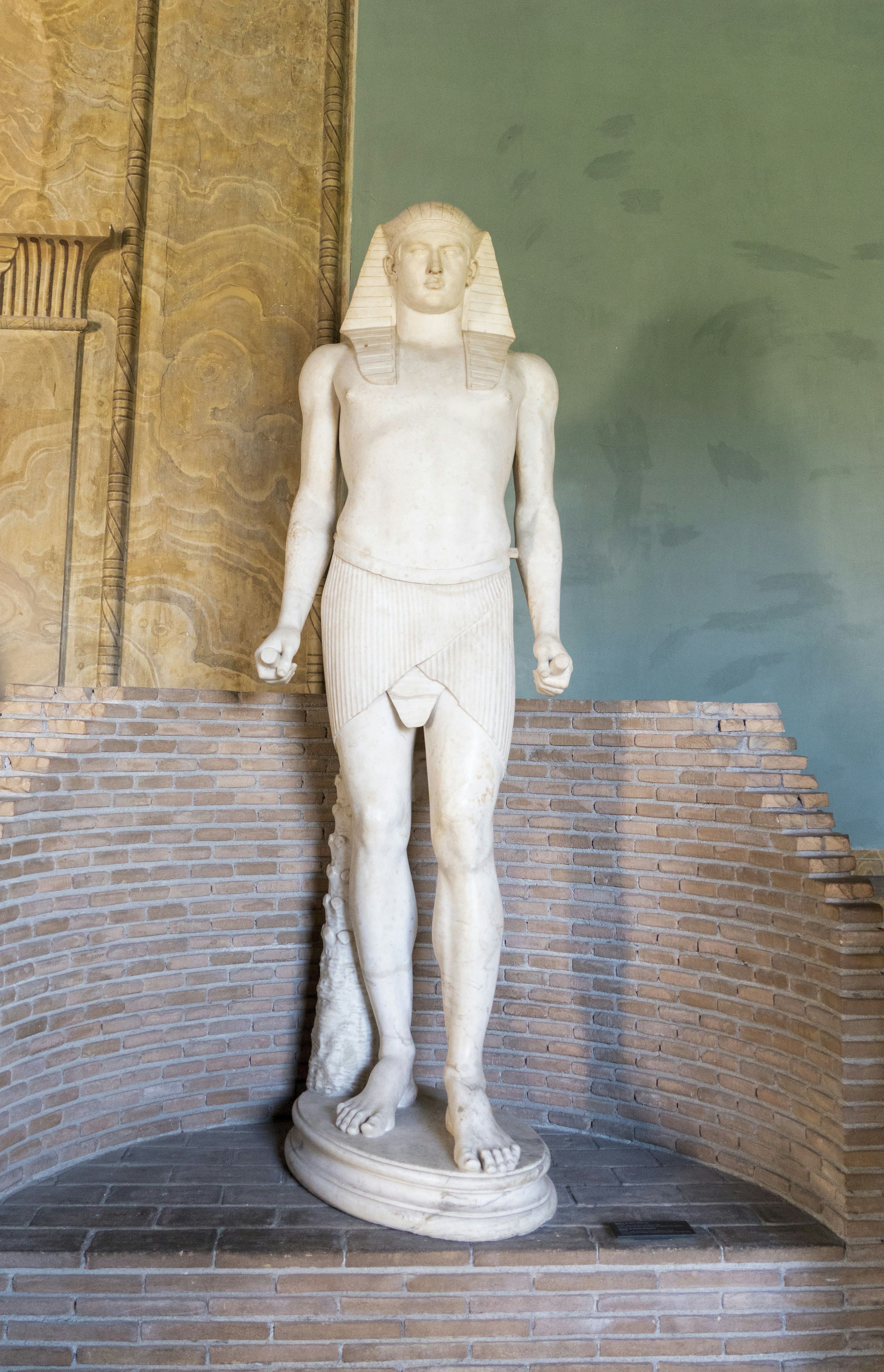 a statue of a person