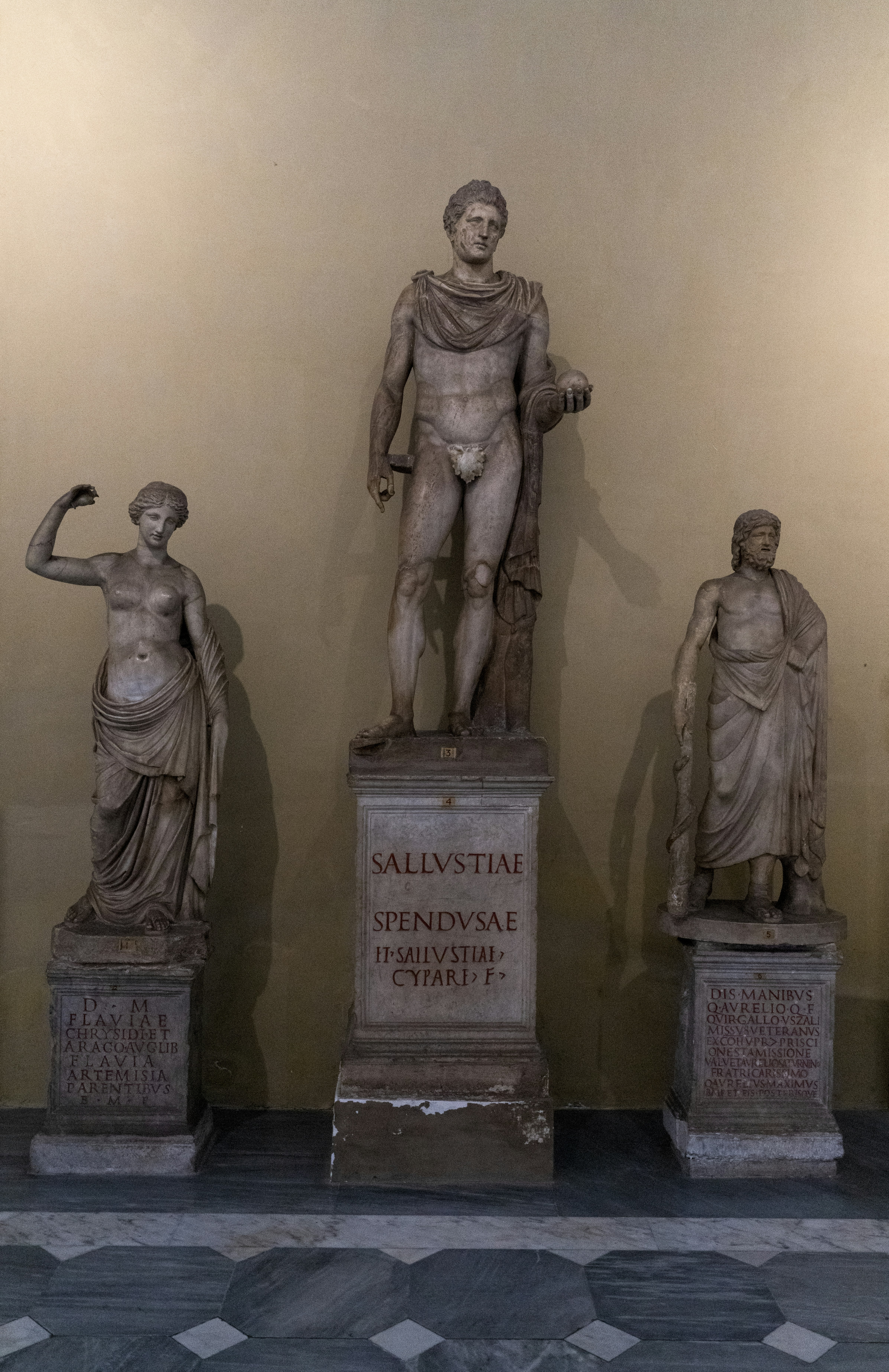 un gruppo di statue