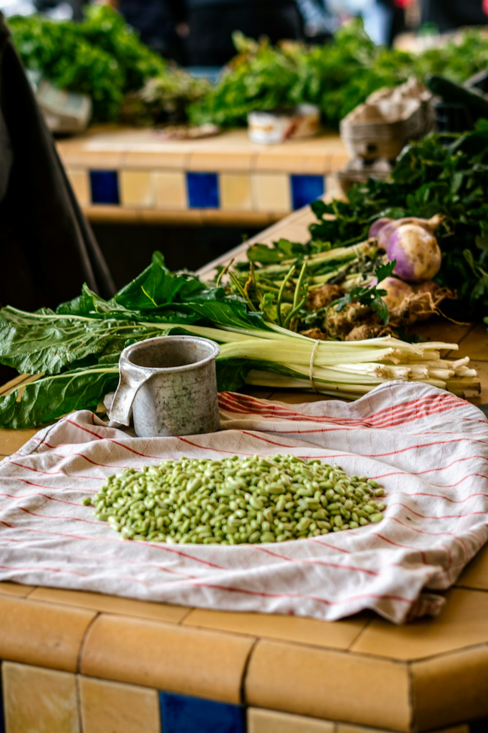 Une table pleine de légumes