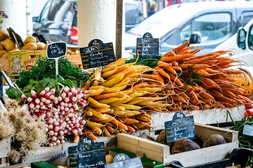 un marché de légumes et de fruits