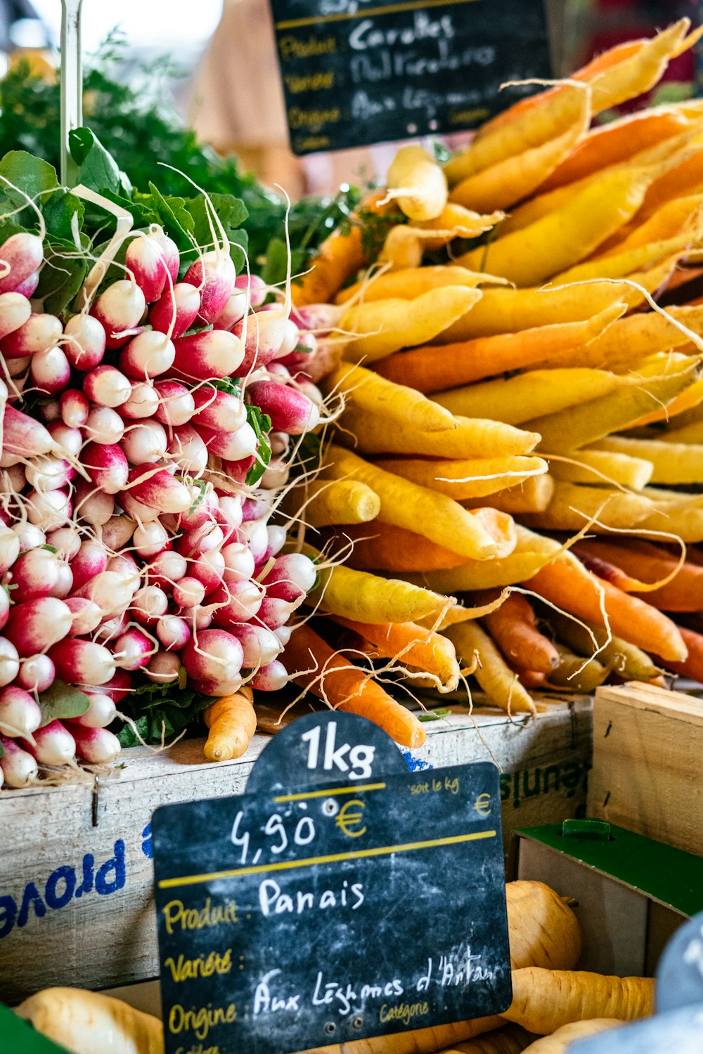 un bouquet de légumes dans un marché