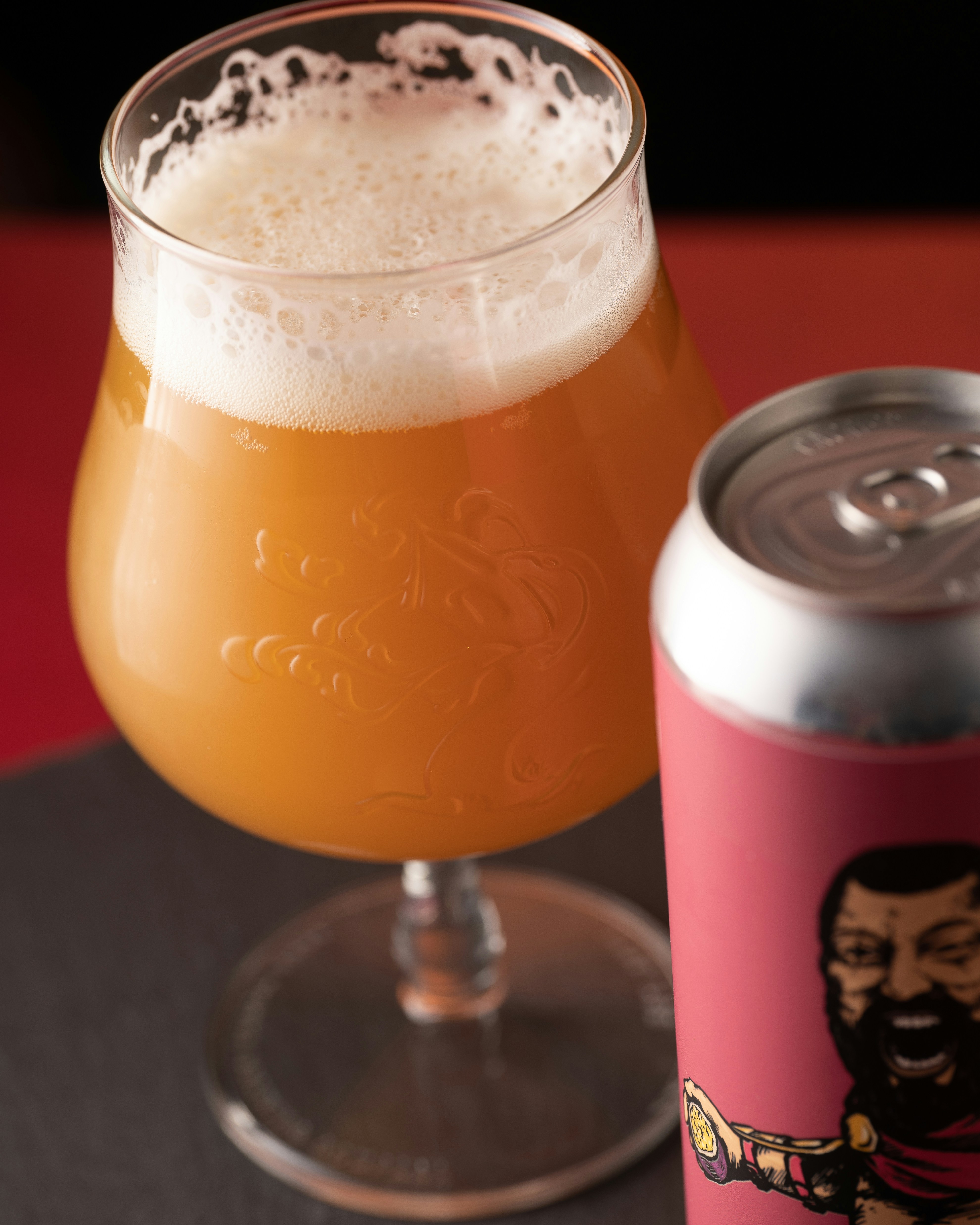 ein Glas Bier neben einer Dose