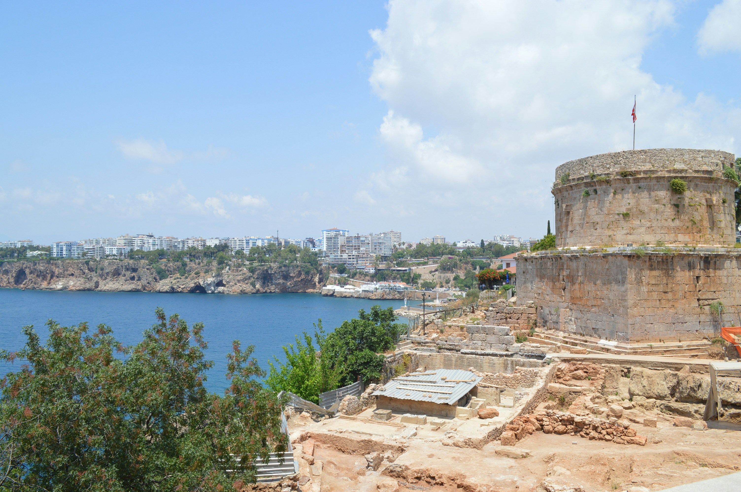 Antalya’da Kaleiçi’nde Çıkan Yangın İşletmelere Hasar Vermeden Söndürüldü - Gündem haberi görseli