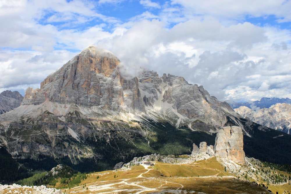 una montagna rocciosa attraversata da un fiume