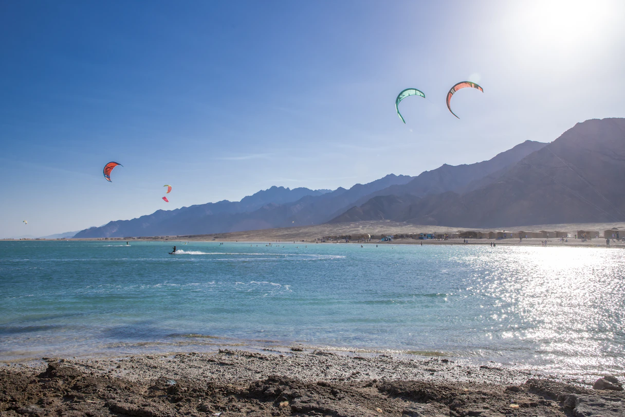 Ruhige Küstenlinie mit Bergen im Hintergrund nahe Dahab in Ägypten
