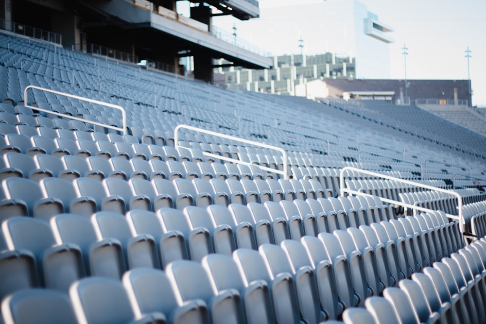 leere Stadionsitze in einem Stadion