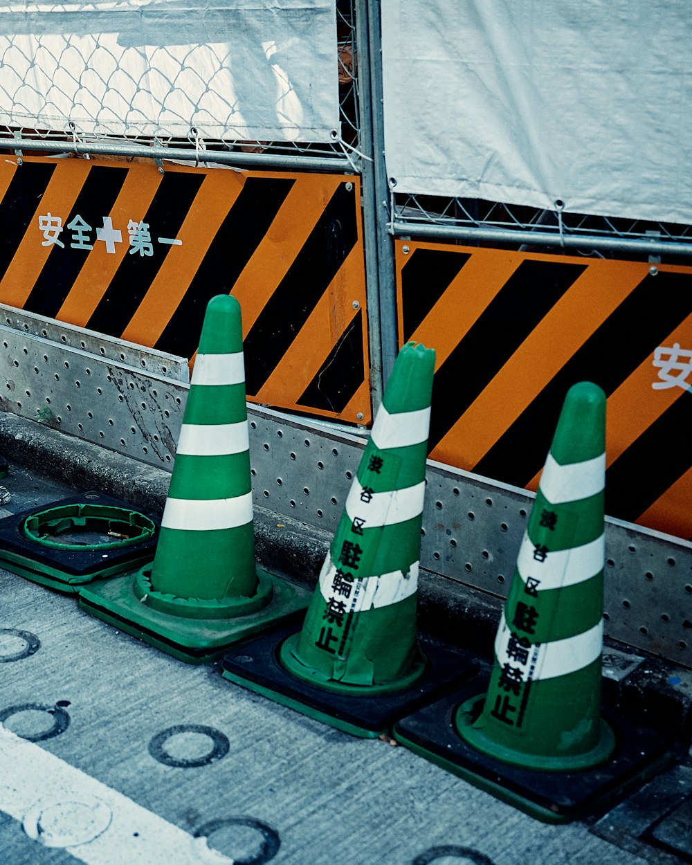 um grupo de cones