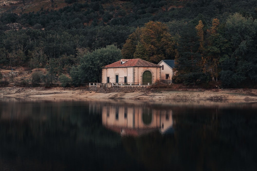 Una casa junto a un lago