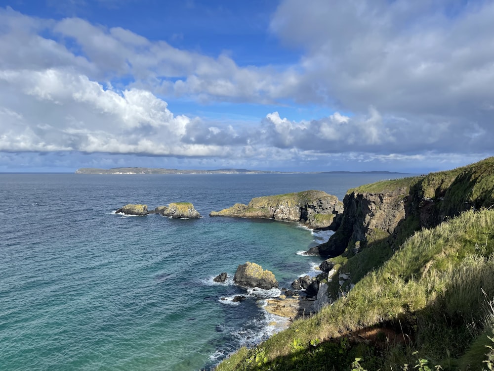 a rocky coast line