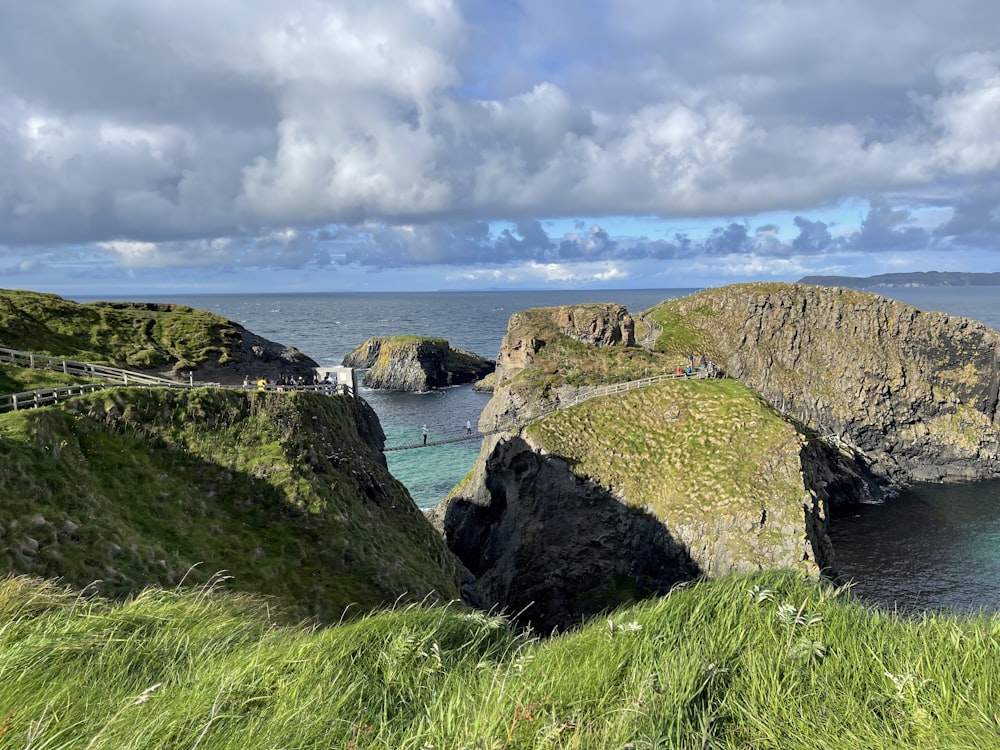 une falaise rocheuse avec un plan d’eau en arrière-plan