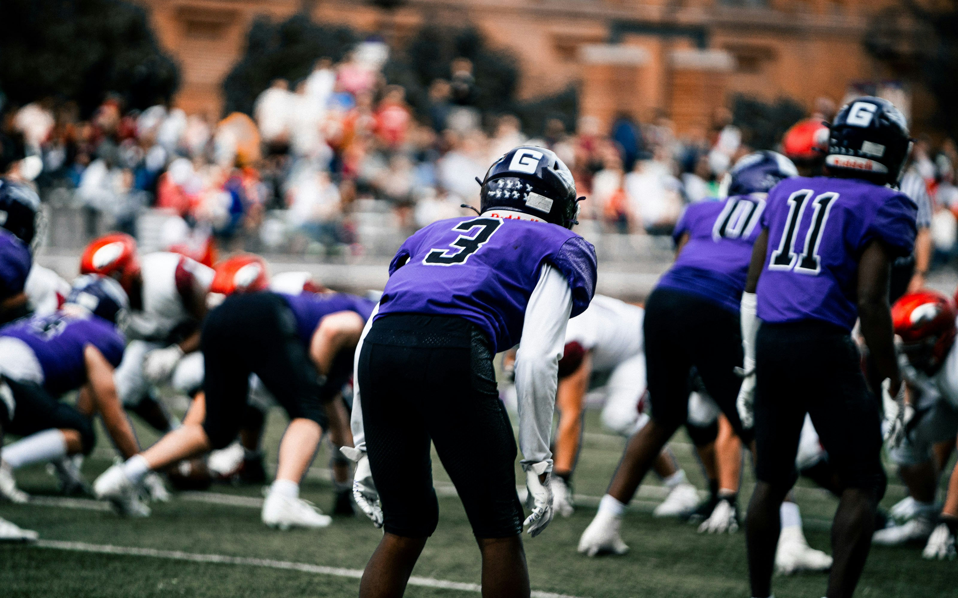 Entrenador dando indicaciones tácticas al borde del campo
