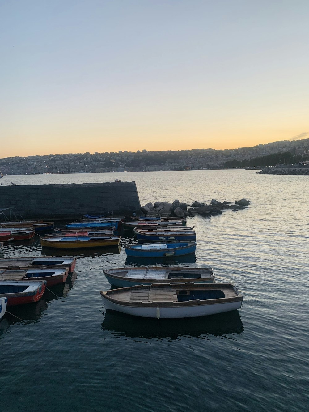 Un groupe de bateaux assis dans un port