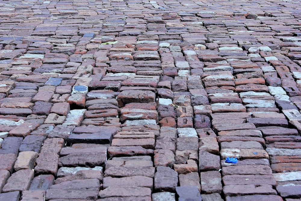 Una strada di ciottoli con una strada di ciottoli di ciottoli