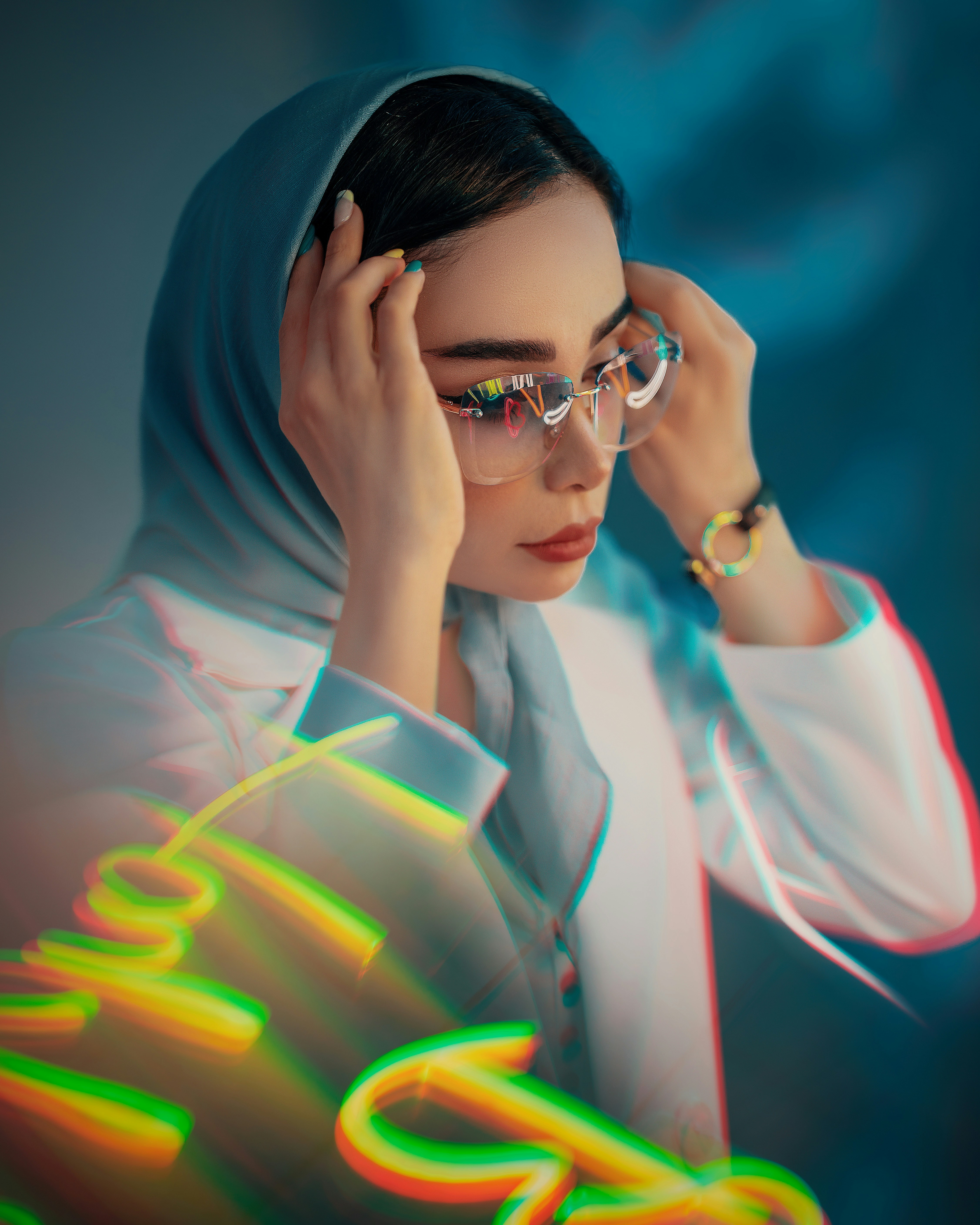 seorang wanita dengan tangan di wajahnya