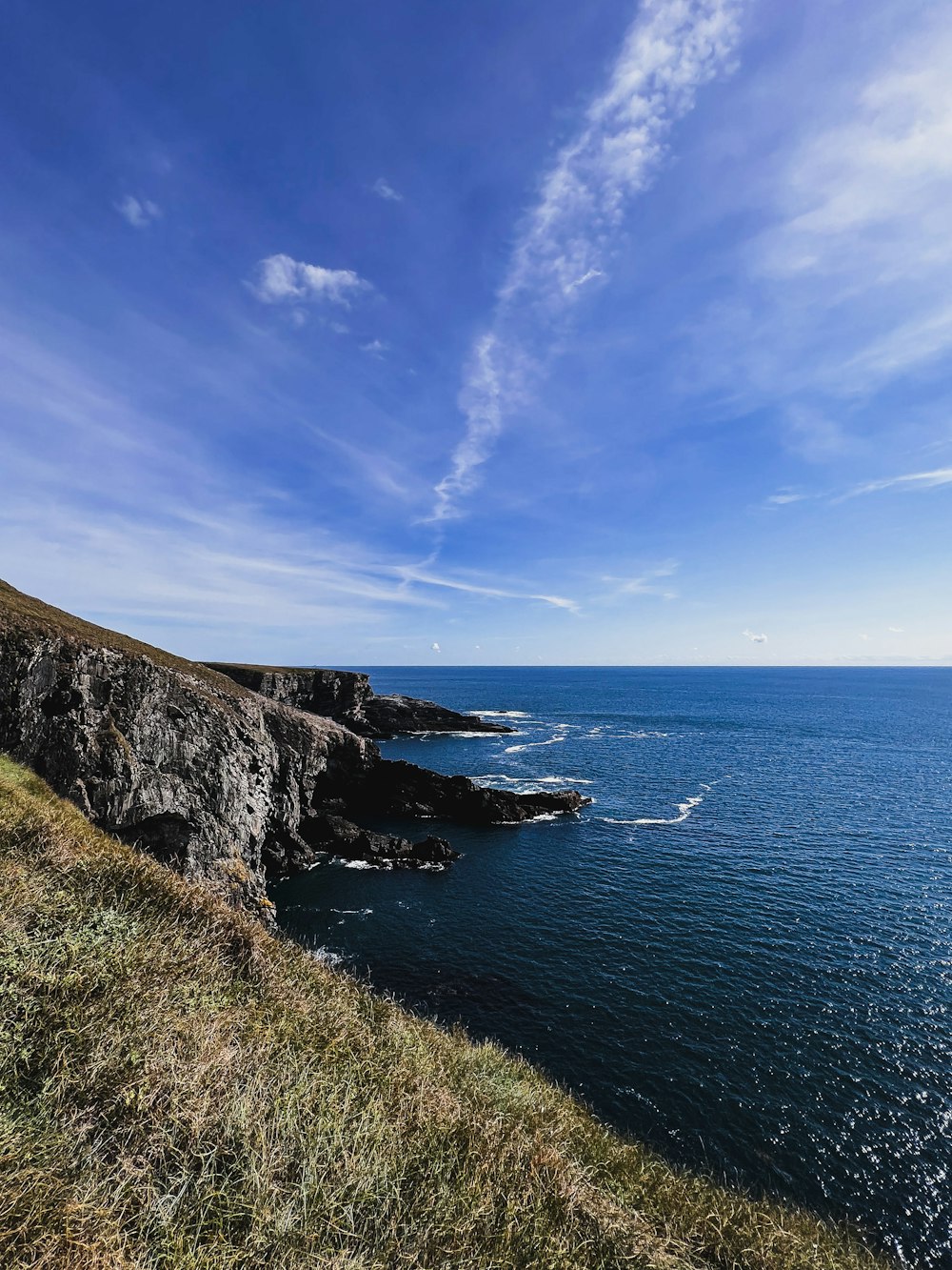 a rocky coast line