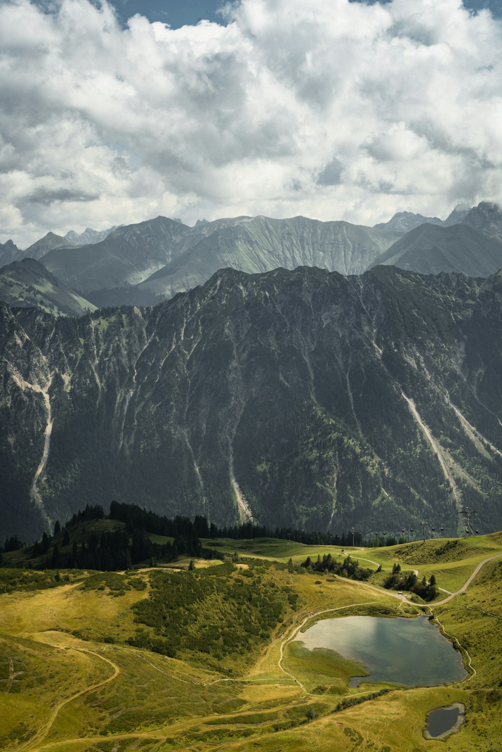 Une vallée entre montagnes