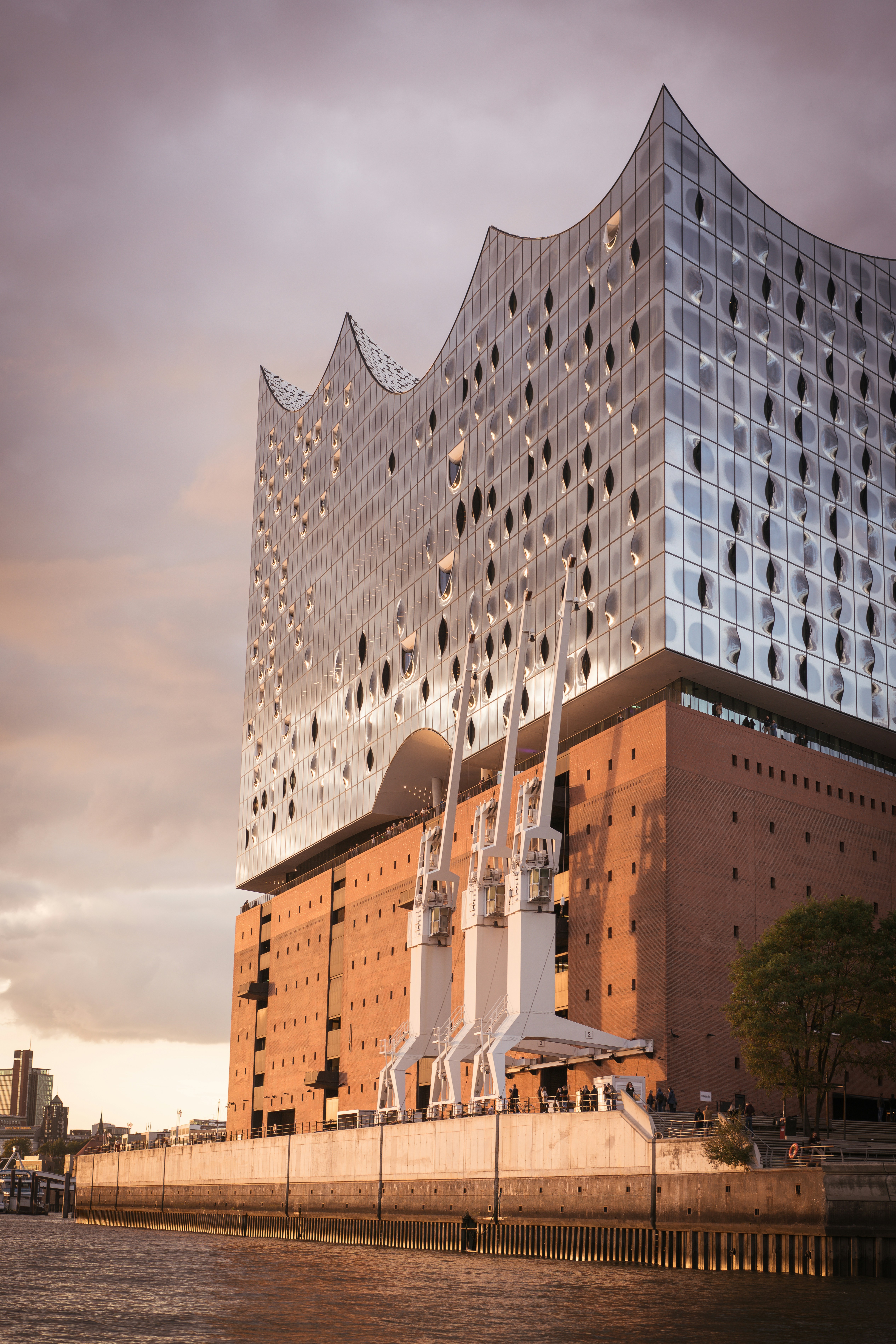 um edifício com muitas janelas