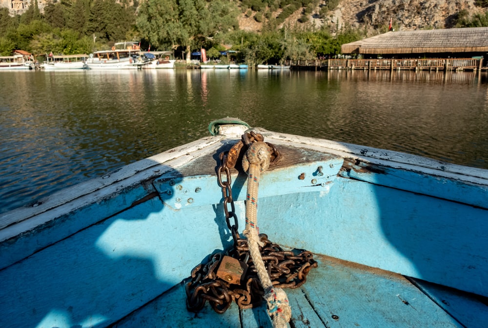 a boat with a rope tied to it