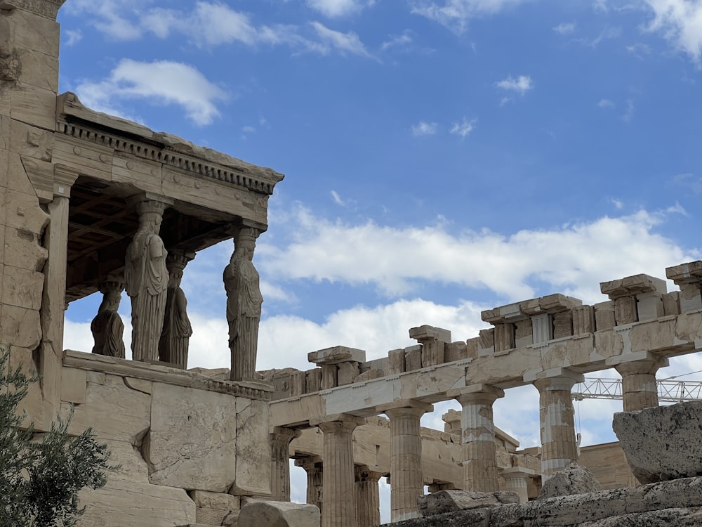 un bâtiment avec des colonnes et des statues