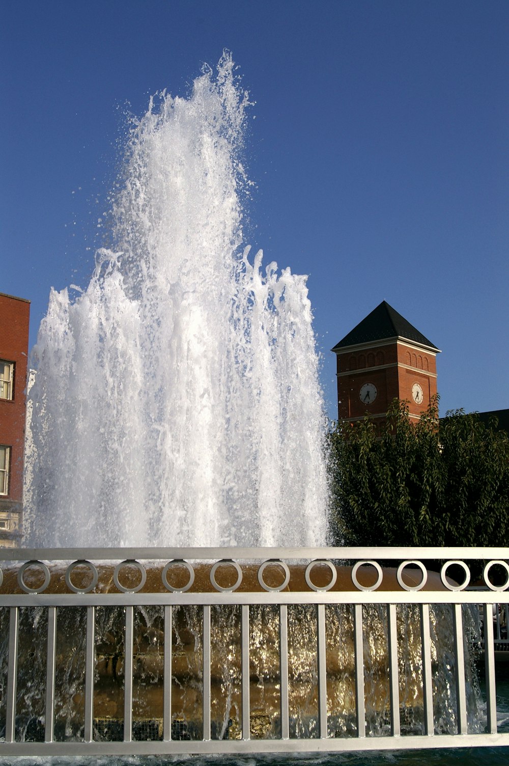 建物の前の噴水
