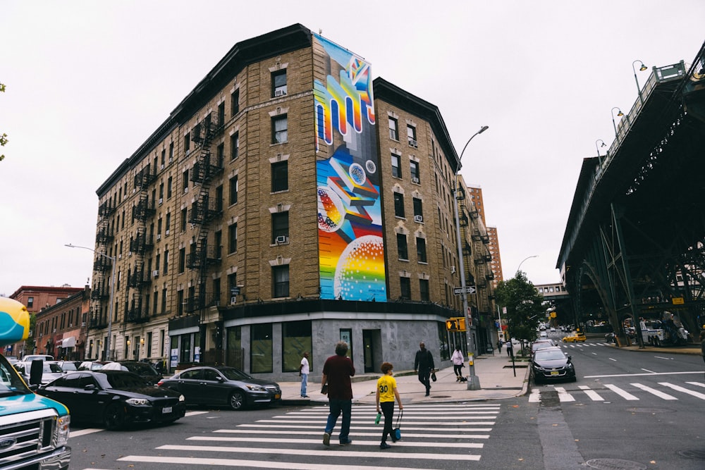 Un gran edificio con un letrero