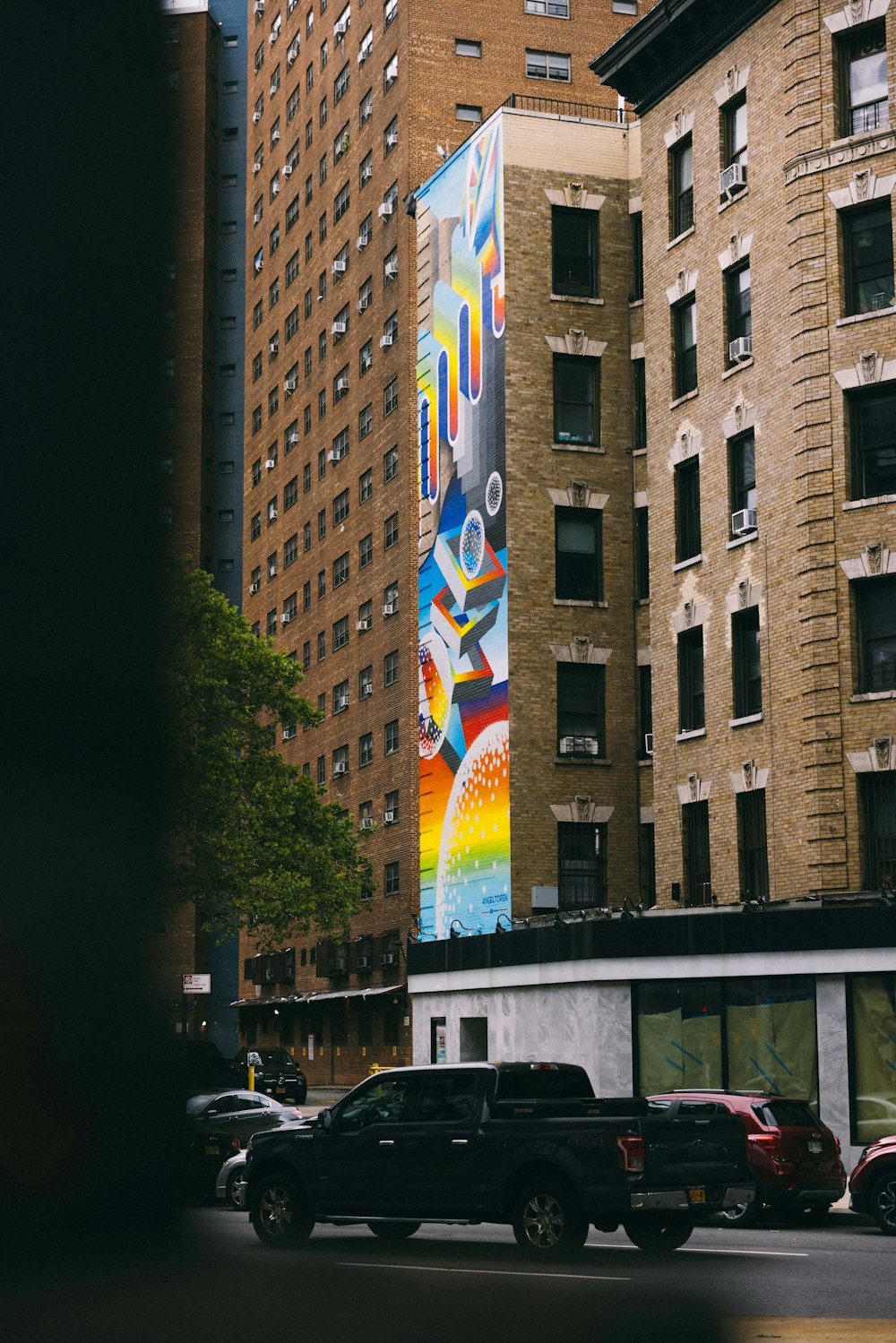 Un grande striscione su un edificio