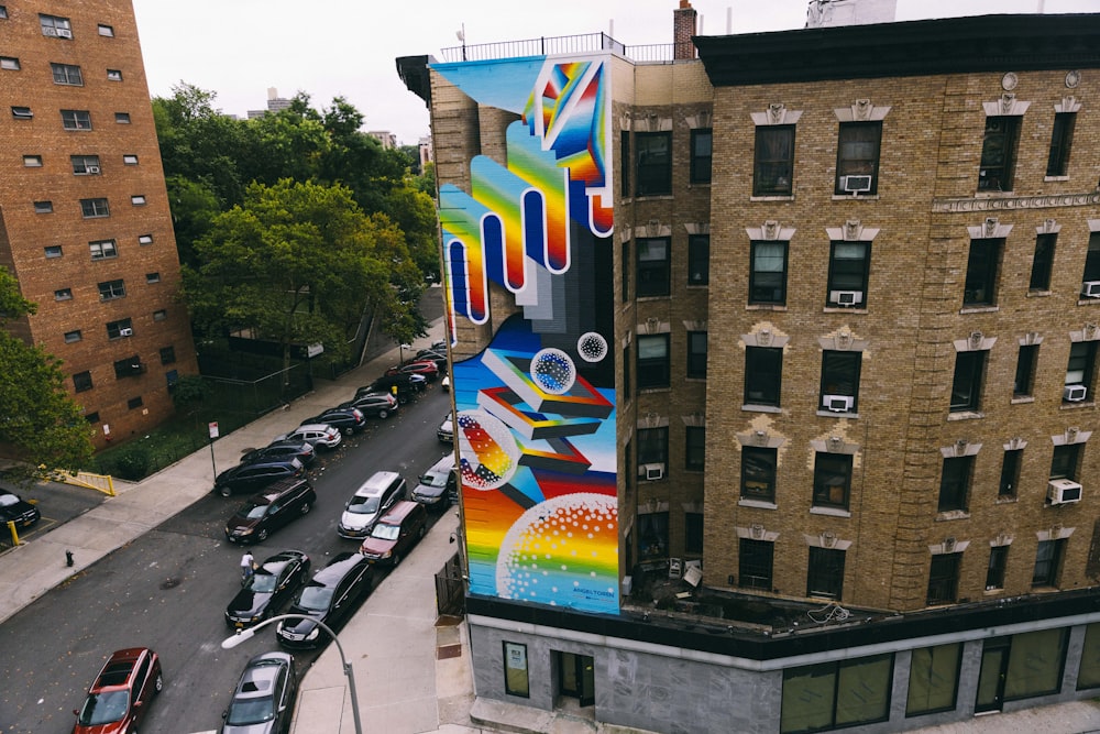 un edificio con un murale su di esso